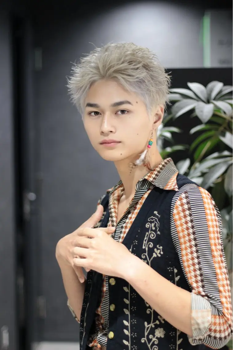 ショート カラー ヘアアレンジ メンズ メンズパーマ メンズツイストパーマ 波巻きパーマ ツイストパーマ メンズフェザーパーマ 💫曲がる縮毛矯正のヘアスタイル