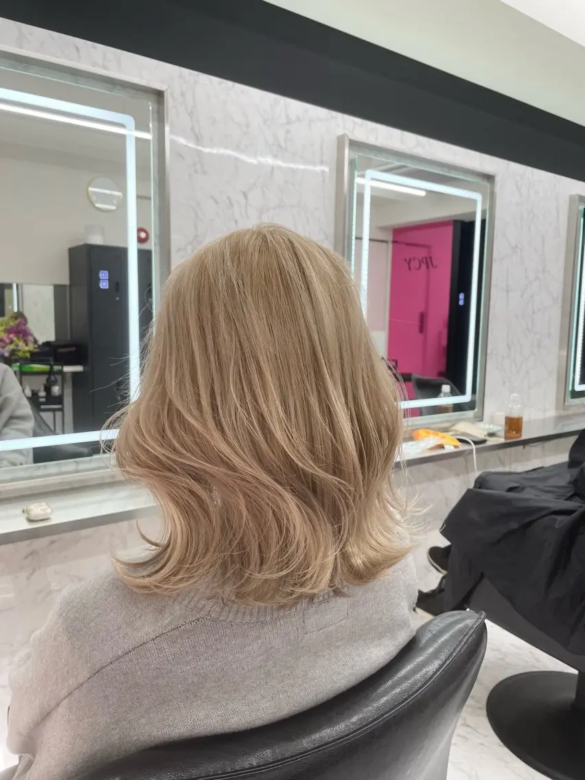 ショート カラー ベージュカラー ハイトーンカラー ヘアカラー JPCY MIRIYAのヘアスタイル