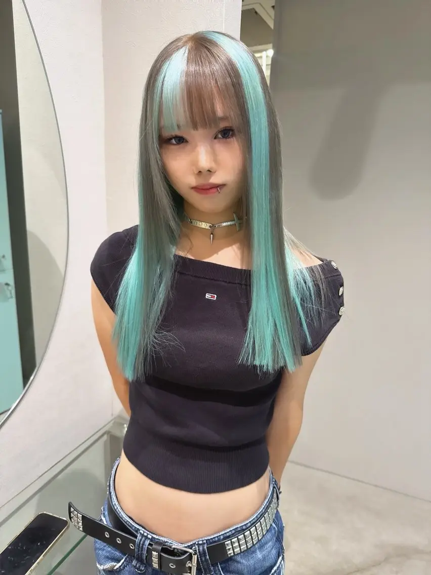 ロング ヘアカラー GEM YURI ハイトーンカラーのヘアスタイル