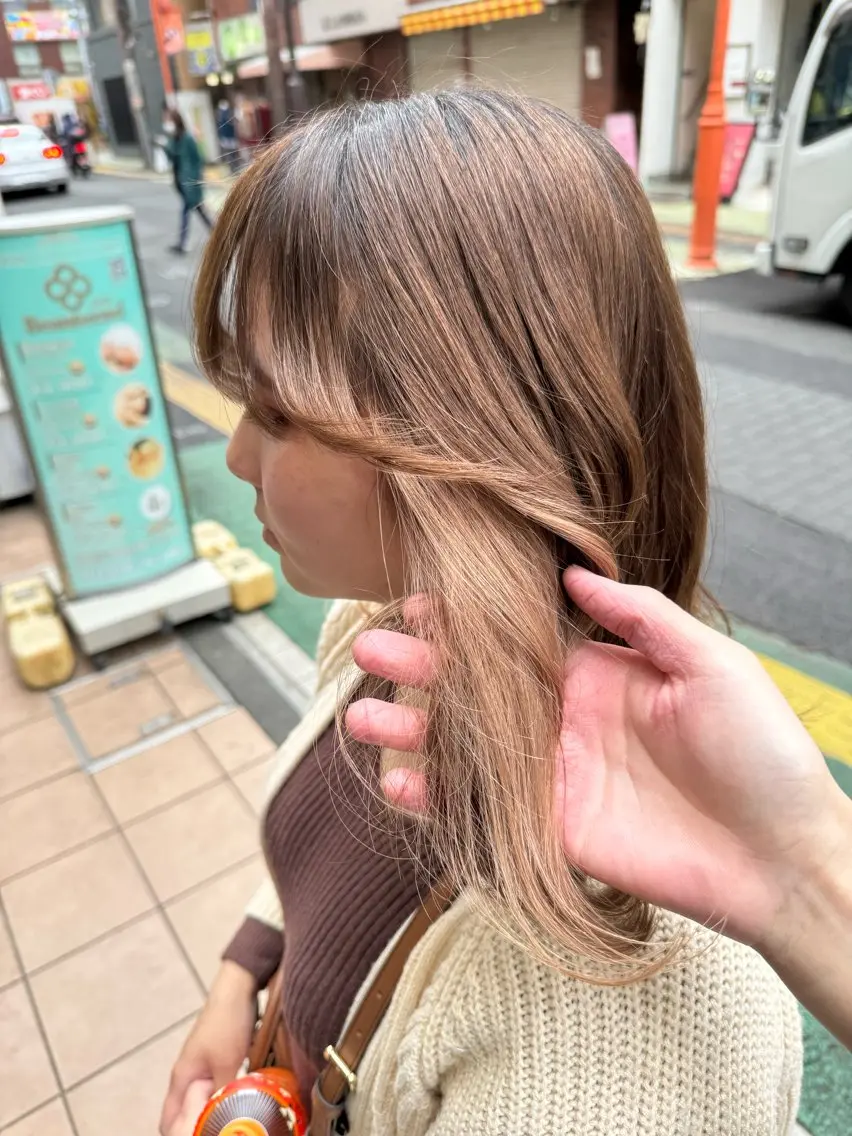 セミロング カラー ヘアアレンジ ベージュカラー ブリーチ デザインカラー ダブルカラー ハイライトカラー ヘアカラー トリートメント 目黒 碧人のヘアスタイル