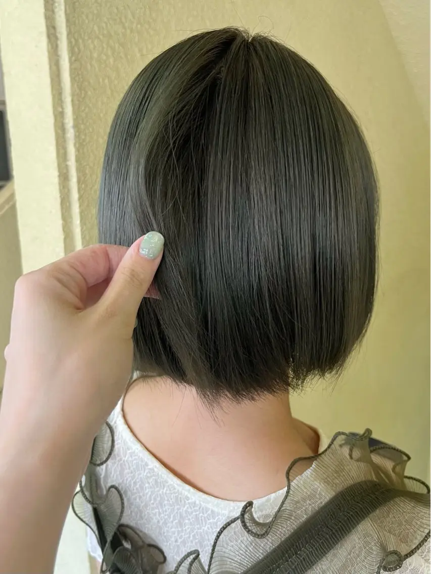 ショート カラー ブリーチ グレージュ オリーブグレージュ オリーブグレー ヘアカラー トリートメント オリーブカラー/ レイヤー/ ローレンのヘアスタイル