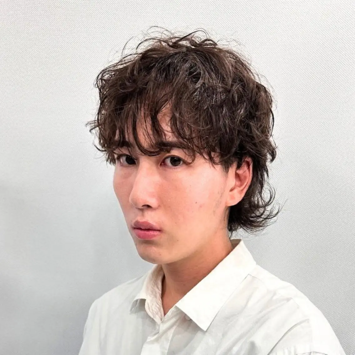 ミディアム パーマ メンズ ミディアムパーマ メンズパーマ メンズウルフカット くせ毛 ウルフカット ❇️安達 優心❇️ レイヤー/艶髪特化のヘアスタイル