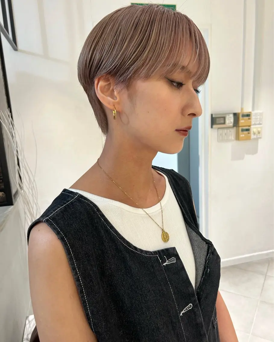 ショート カラー アッシュ ベージュカラー ブリーチ ケアブリーチ ショートヘア カット ヘアカラー トリートメント 村上雅人 ナチュラルモードのヘアスタイル