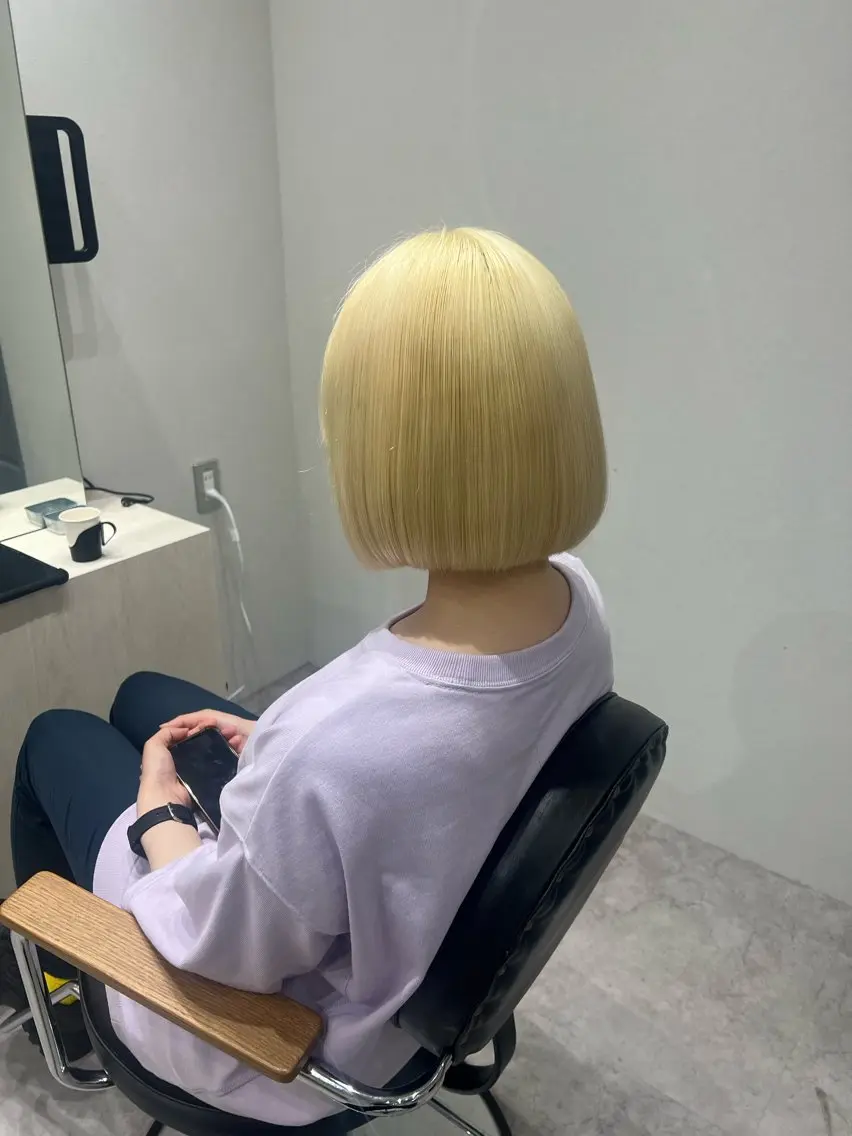 ショート カラー ベージュカラー ブリーチ 抜きっぱなしブロンド ブロンド デザインカラー ヘアカラー アオリ/韓国風 ハイトーン/レイヤーのヘアスタイル