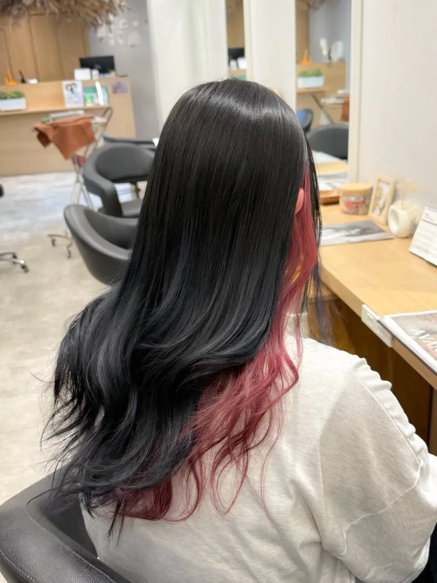ロング カラー 黒髪 ブルーカラー ブルーブラック インナーカラー ラベンダーカラー カット ヘアカラー 巻ける髪質改善🫧ハ イライト/永田汰伊智のヘアスタイル