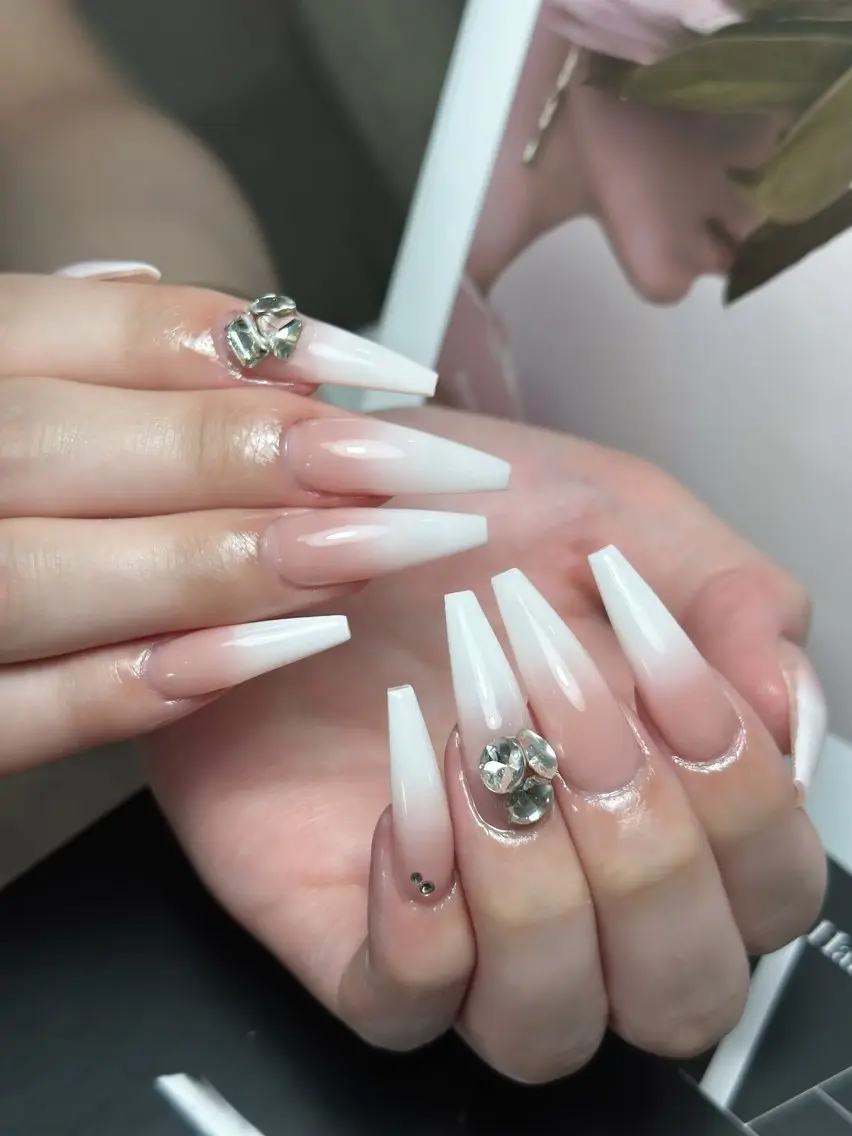 ネイル チークネイル ドット フレンチネイル グラデーション ハート ハンドネイル Julli NailStudioのネイルデザイン