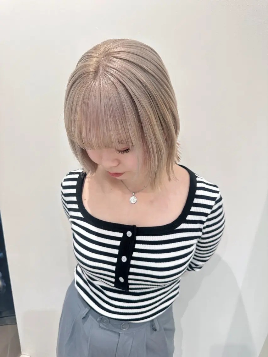 ショート カラー ブリーチ ブロンド カット ヘアカラー 小顔レイヤー/ ベージュ🤍Rieのヘアスタイル