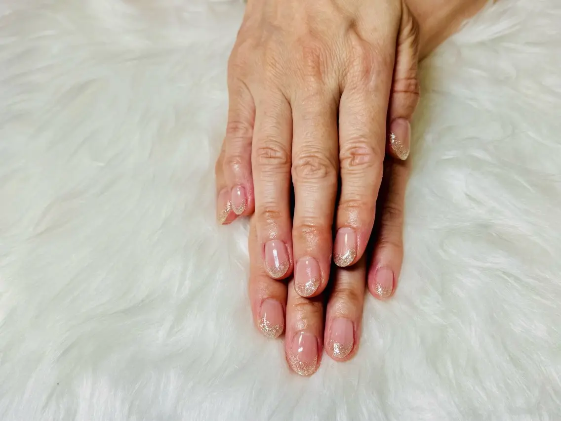 ネイル フレンチネイル ラメ(グリッター) ハンドネイル お気軽ビューティー Ewig   Ekaのネイルデザイン