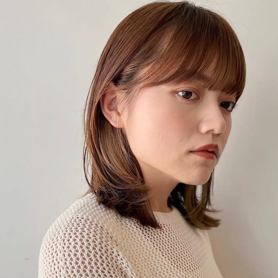 ミディアム カラー ミディアムレイヤー ベージュカラー レイヤーカット サイドバング あやめ【顔まわり/レ イヤー/柔らかカラ】のヘアスタイル