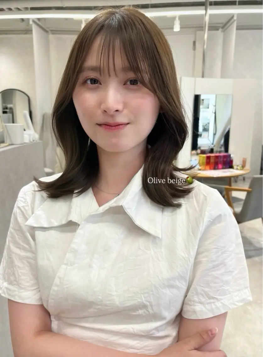 ミディアム カラー ベージュカラー ブリーチ 透明感カラー ブリーチなしカラー 顔まわりレイヤー カット ヘアカラー トリートメント ヘッドスパ 梅田🫧顔周りレイヤ ー透明感カラー/未来のヘアスタイル