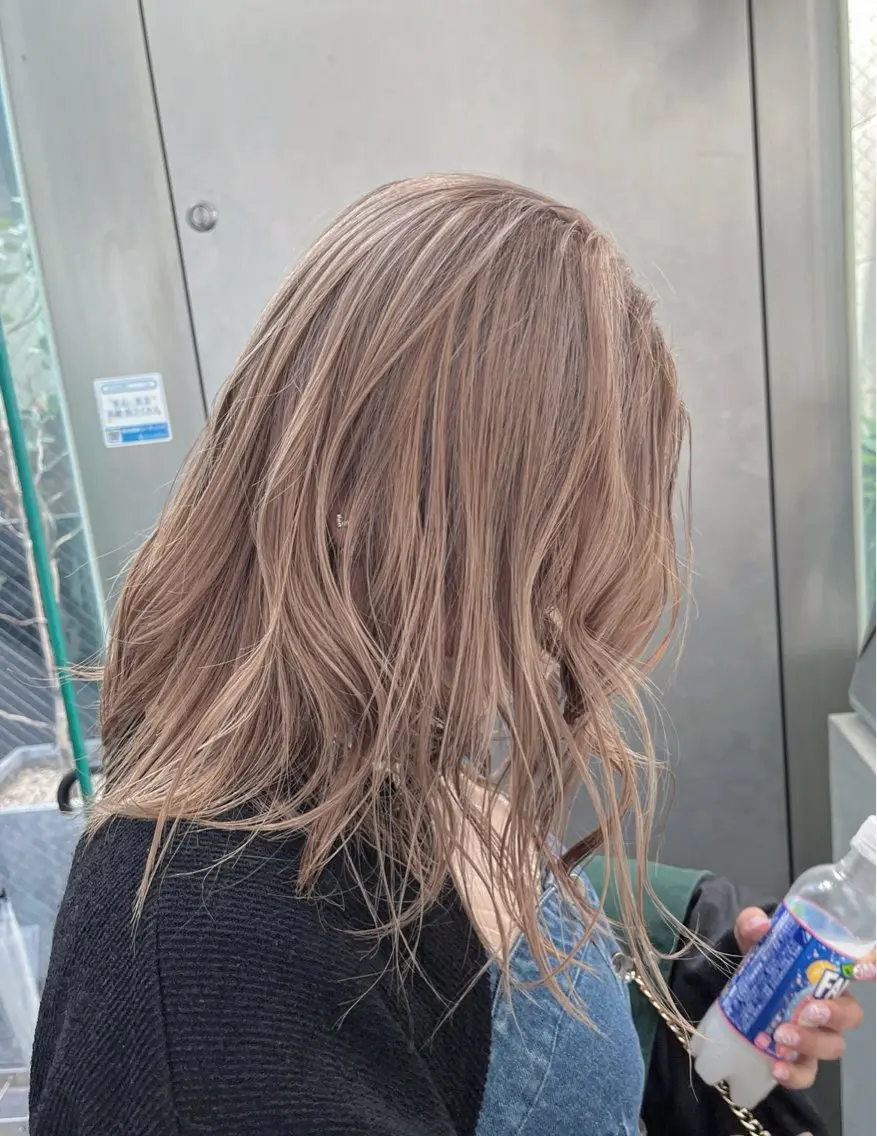 ミディアム カラー ブリーチ ケアブリーチ レイヤーカット カット ヘアカラー トリートメント ケアブリーチ レイヤーカットのヘアスタイル