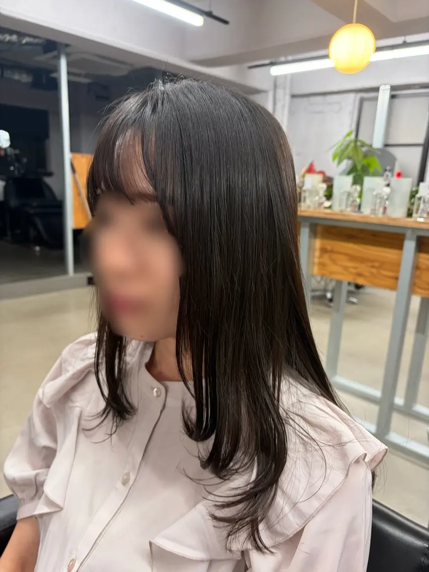 セミロング 顔まわりレイヤー 顔周りカット レイヤーカット en 岩立朱栞🕊️のヘアスタイル