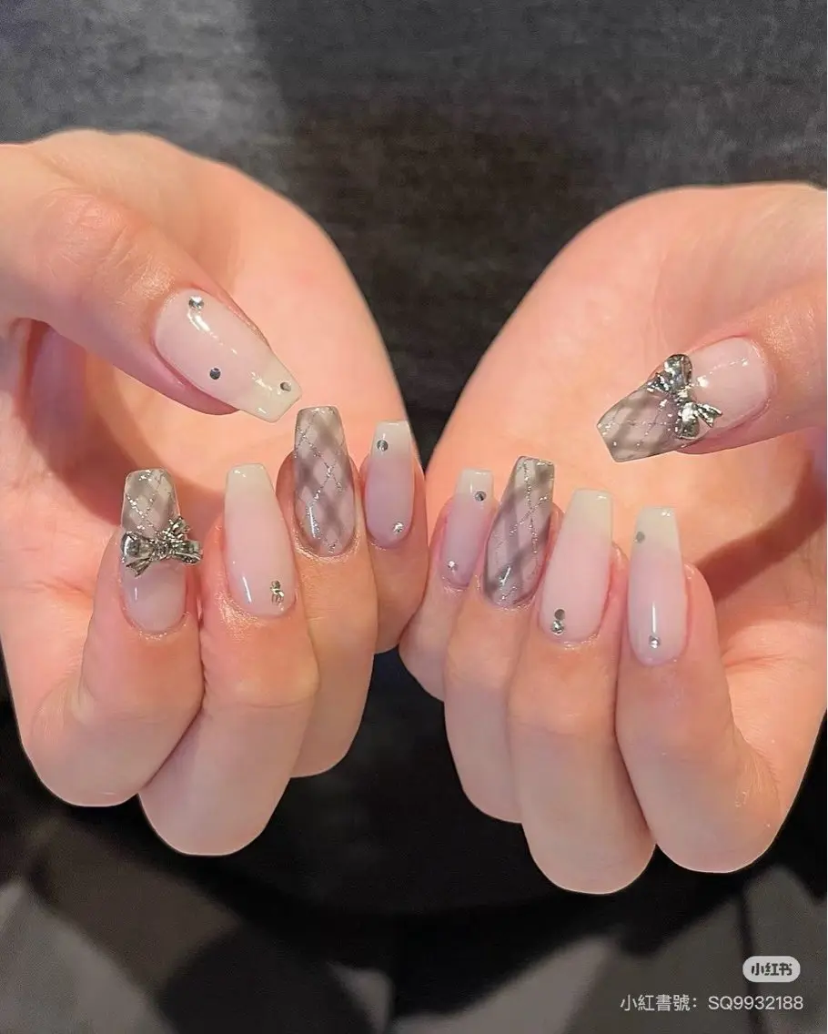 ネイル チークネイル フレンチネイル グラデーション キラキラネイル 韓国ネイル HIKARIHANA NAILのネイルデザイン