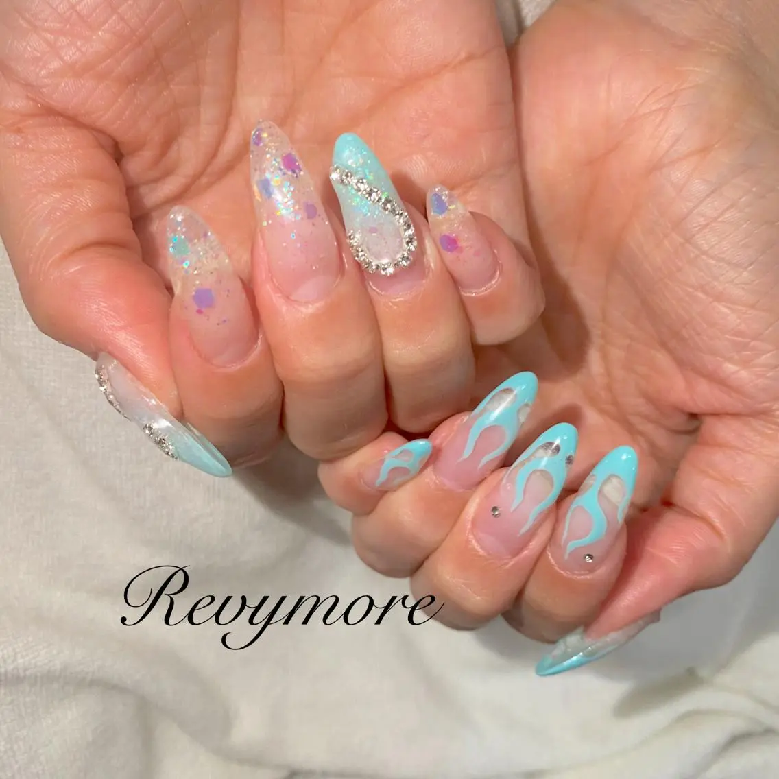 ミディアム ネイル 韓国風ヘア ブルー ジェルネイル ハート キラキラネイル nail salon Revymoreのネイルデザイン