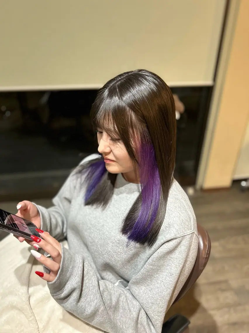 セミロング カラー パープルカラー カット ヘアカラー 井上 花音のヘアスタイル