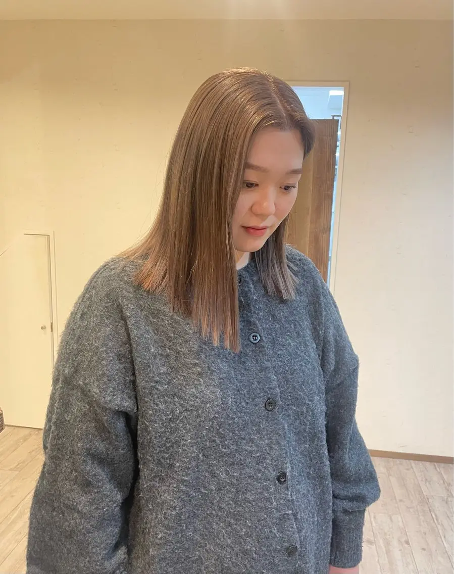 セミロング カラー ベージュカラー ブリーチ ヘアカラー 渋谷 留菜のヘアスタイル