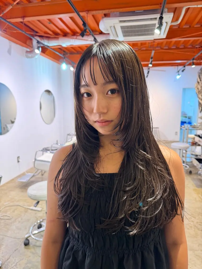 ロング 安谷 彩香のヘアスタイル