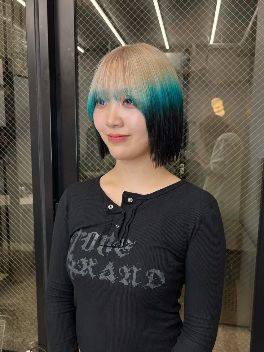 ミディアム カラー ベージュカラー ブリーチ 抜きっぱなしブロンド ブロンド ブルーカラー ヘアカラー ハイトーンカラー/ デザインカラー/瑛樹のヘアスタイル