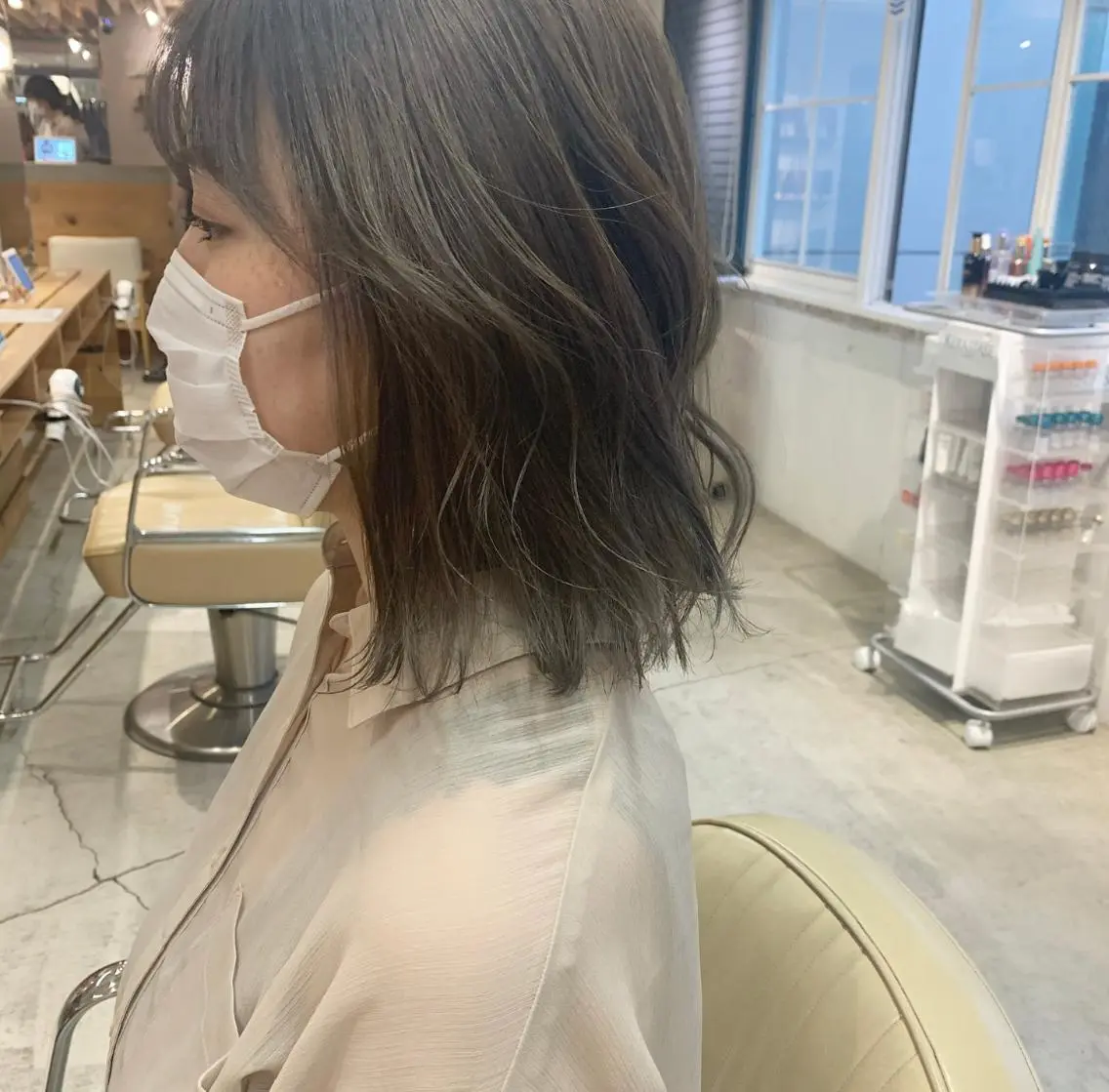 ミディアム カラー グレージュ オリーブグレージュ オリーブグレー iLi 《イリ》のヘアスタイル