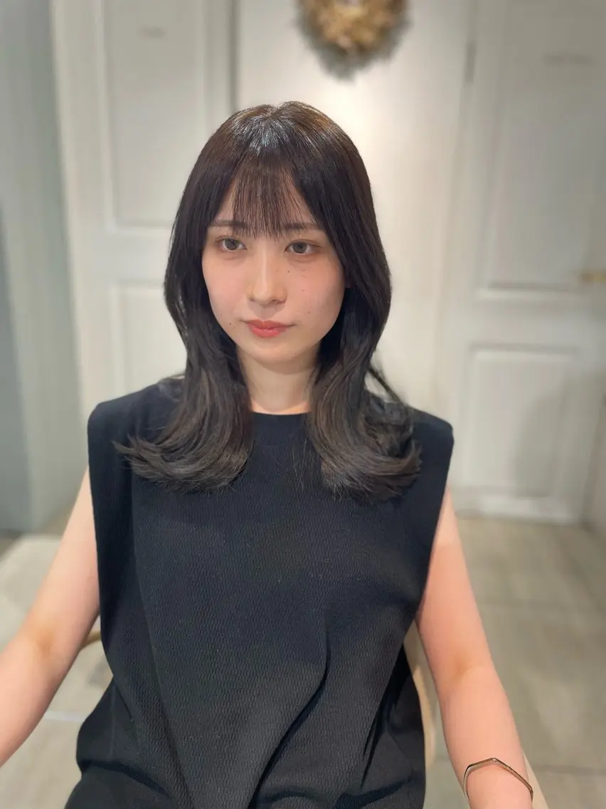 ミディアム アッシュ くびれヘア 顔まわりレイヤー ハイレイヤー 髪質改善 カット ヘアカラー トリートメント 梅田縮毛矯正◻︎髪質 改善◻︎細見 了眞のヘアスタイル