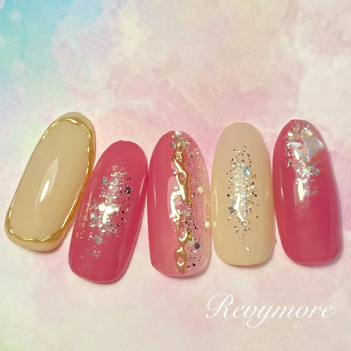 ミディアム ネイル 韓国風ヘア ジェルネイル キラキラネイル 韓国ネイル ニュアンスネイル nail salon Revymoreのネイルデザイン