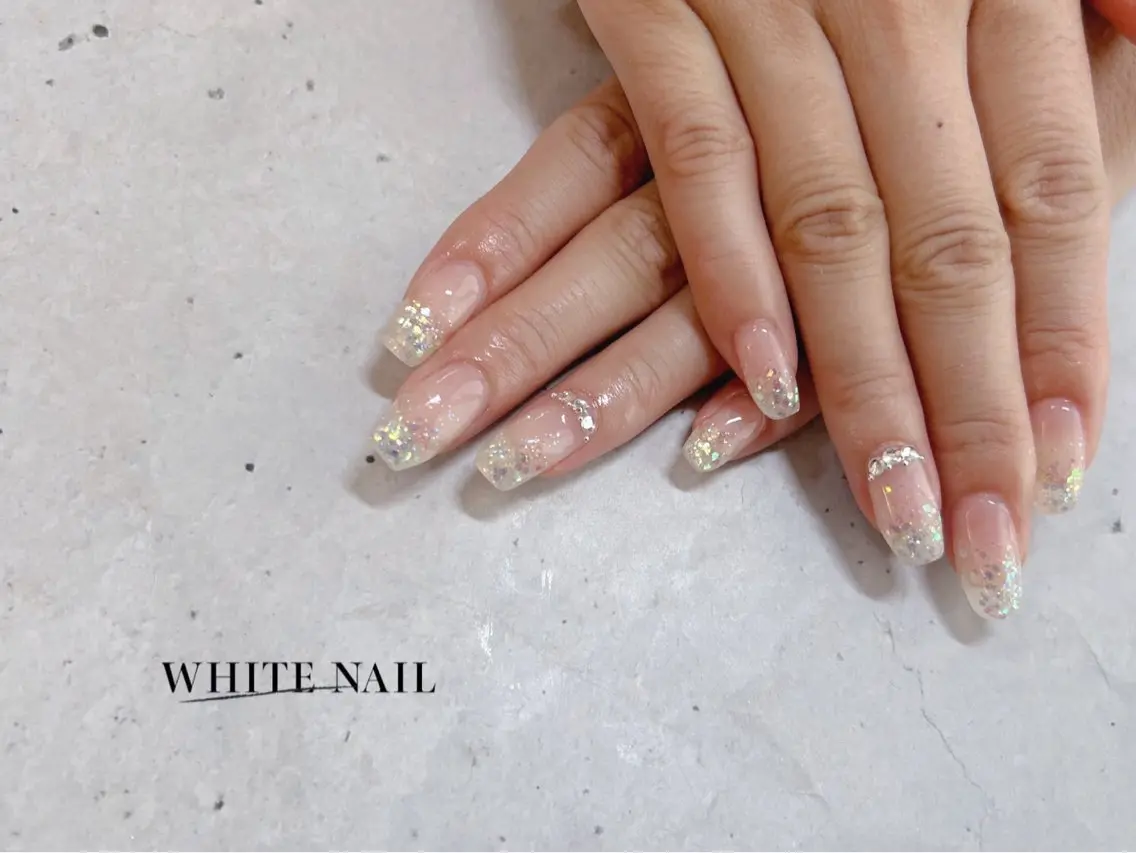 ネイル ラメ(グリッター) ラメグラデーション ストーンネイル ハンドネイル WHITE NAIL ホワイトネイルのネイルデザイン