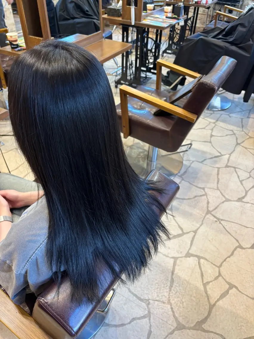 カラー 黒髪 ブルーカラー ブルーブラック ヘアカラー 伊藤 音羽のヘアスタイル