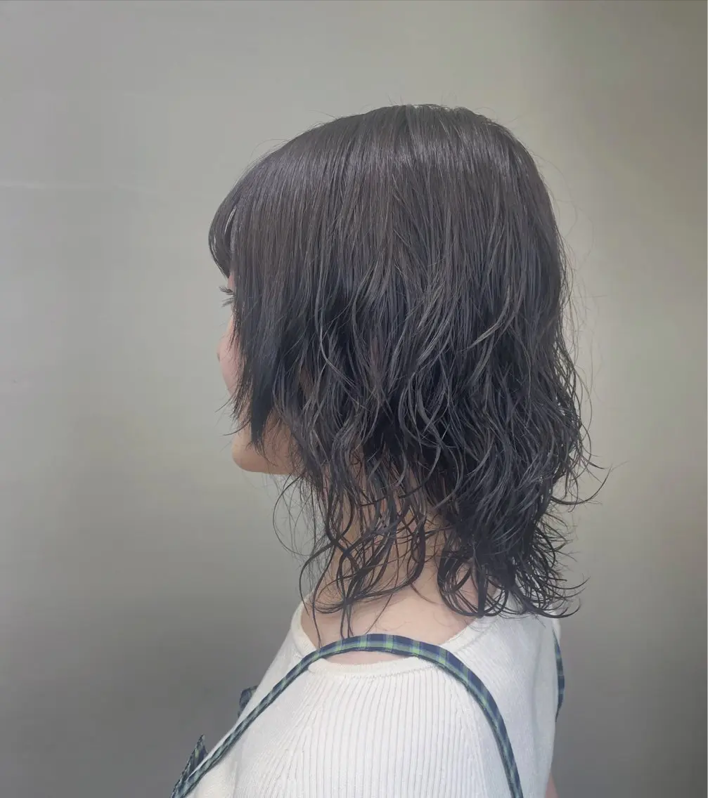 ミディアム ミディアムパーマ ウルフカット カット ヘアカラー トリートメント cyan sayaのヘアスタイル