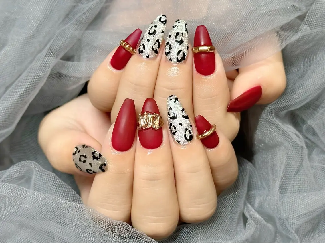 ネイル アニマル柄 ボルドー マグネットネイル ハンドネイル Nail Salon KURELLYのネイルデザイン