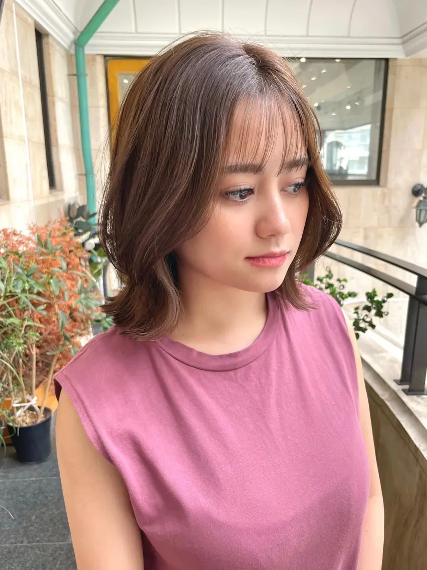 ショート カラー 切りっぱなしボブ ショートボブ ボブ 韓国風ヘア レイヤーカット アオガミ （前髪顔周りカット）のヘアスタイル