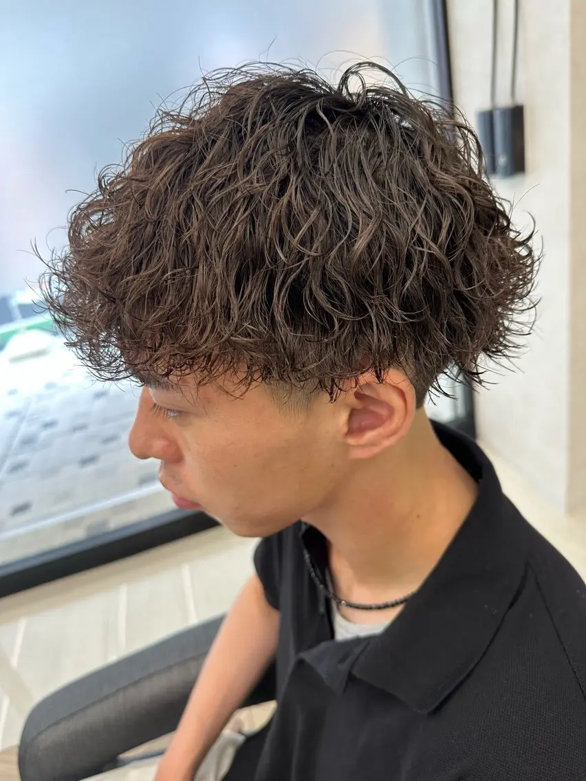 ミディアム パーマ メンズ ミディアムパーマ メンズパーマ 波巻きパーマ 💈メンズ特化 美容師サキ💈のヘアスタイル