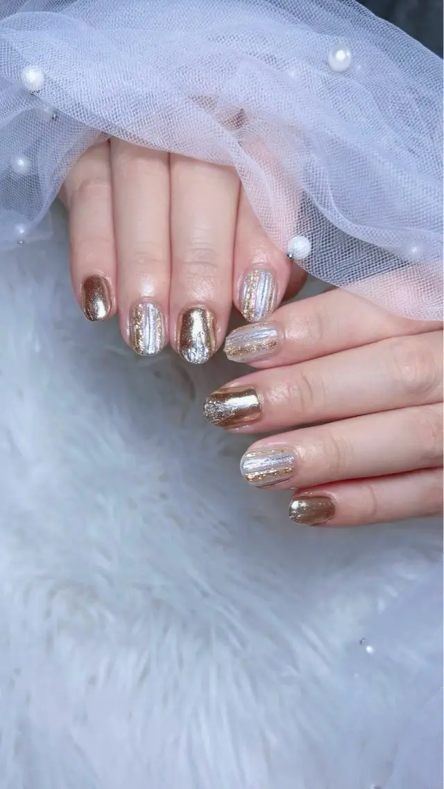 ネイル ゴールド キラキラネイル ミラーネイル ニュアンスネイル ハンドネイル 𝑬𝑹𝑰𝑲𝑨 𓂃🎀𓈒𓏸のネイルデザイン