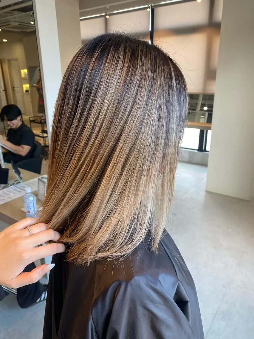 ミディアム レイヤーカット ヘアカラー 才田 まりなのヘアスタイル