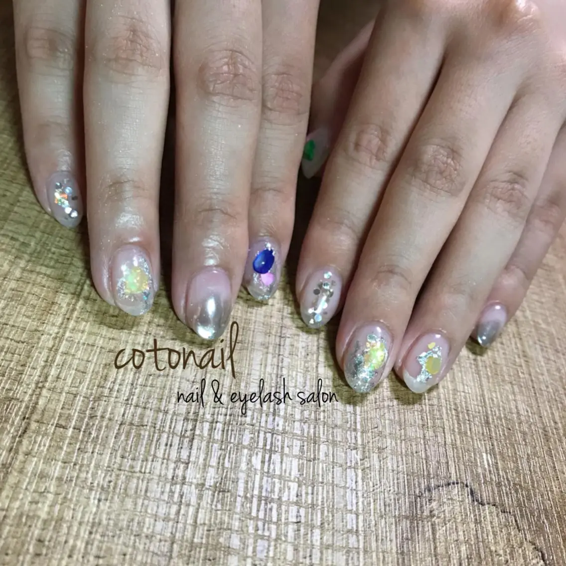 ミディアム ネイル アートネイル ハンドネイル ツメトマツゲ .のネイルデザイン