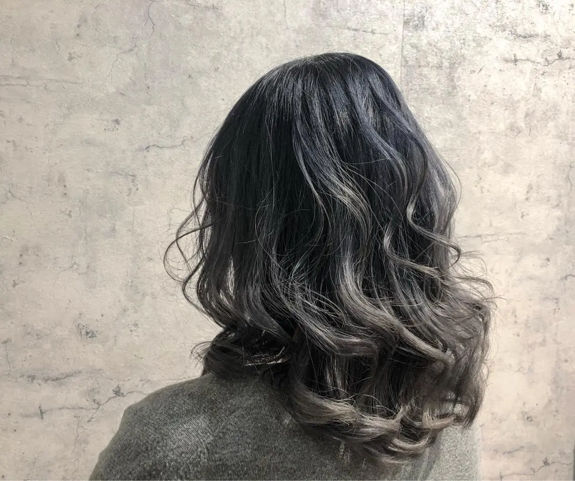 セミロング カラー グラデーションカラー グレージュ 佐藤 結花のヘアスタイル