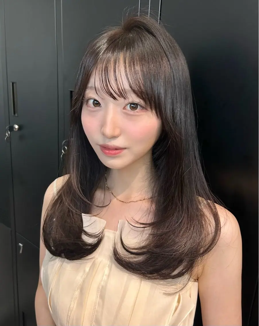 セミロング レイヤーカット 𝑴𝑰𝒀𝑼🩰 /透明感カラー/青山のヘアスタイル