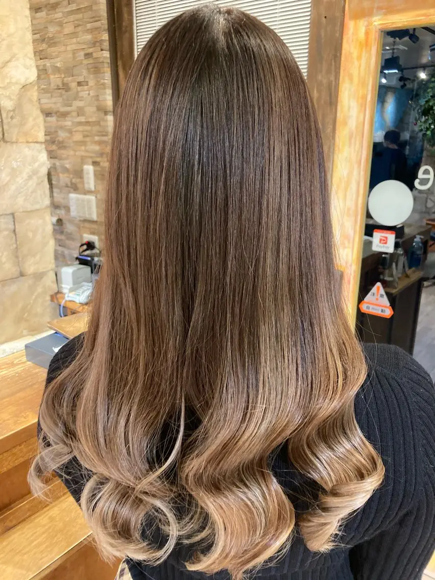 ロング カラー バレイヤージュ ブリーチ レイヤーカット 荒川 賢人のヘアスタイル