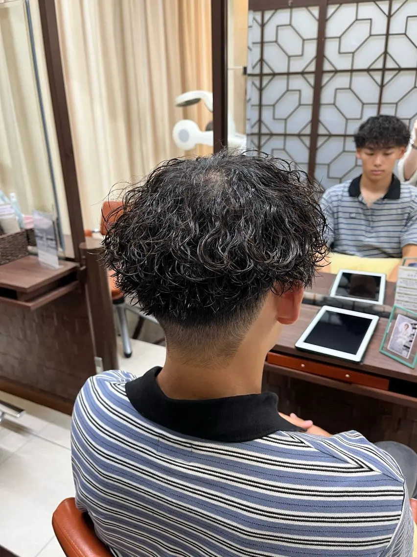ショート パーマ メンズ マッシュ メンズパーマ 刈り上げ 波巻きパーマ スパイラルパーマ 🧊メンズ特化🧊 高木航希のヘアスタイル