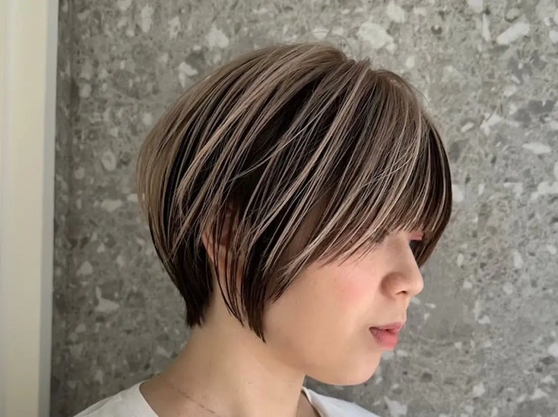 ショート ハイトーン💎 ホワイトベージュ坪谷のヘアスタイル