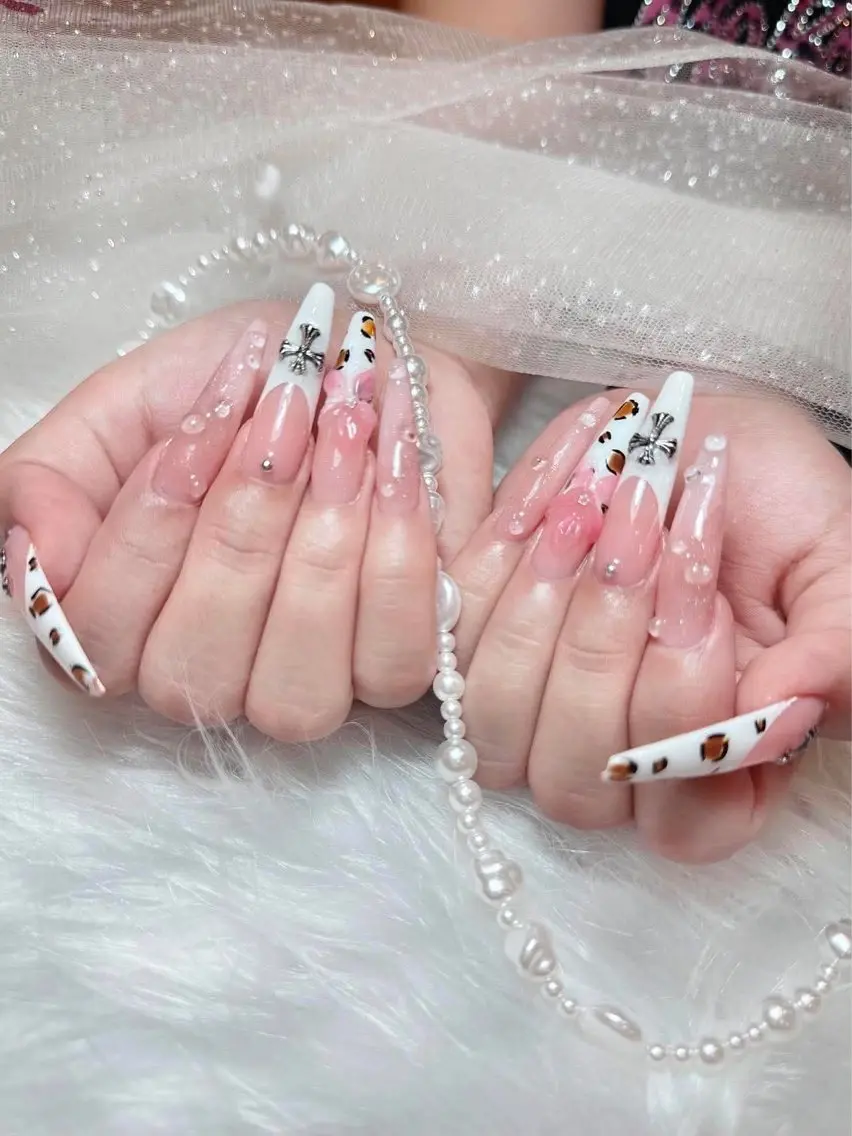 ネイル アートネイル ジェルネイル 韓国ネイル ニュアンスネイル ワンカラーネイル ハンドネイル Queen Nail Salonのネイルデザイン