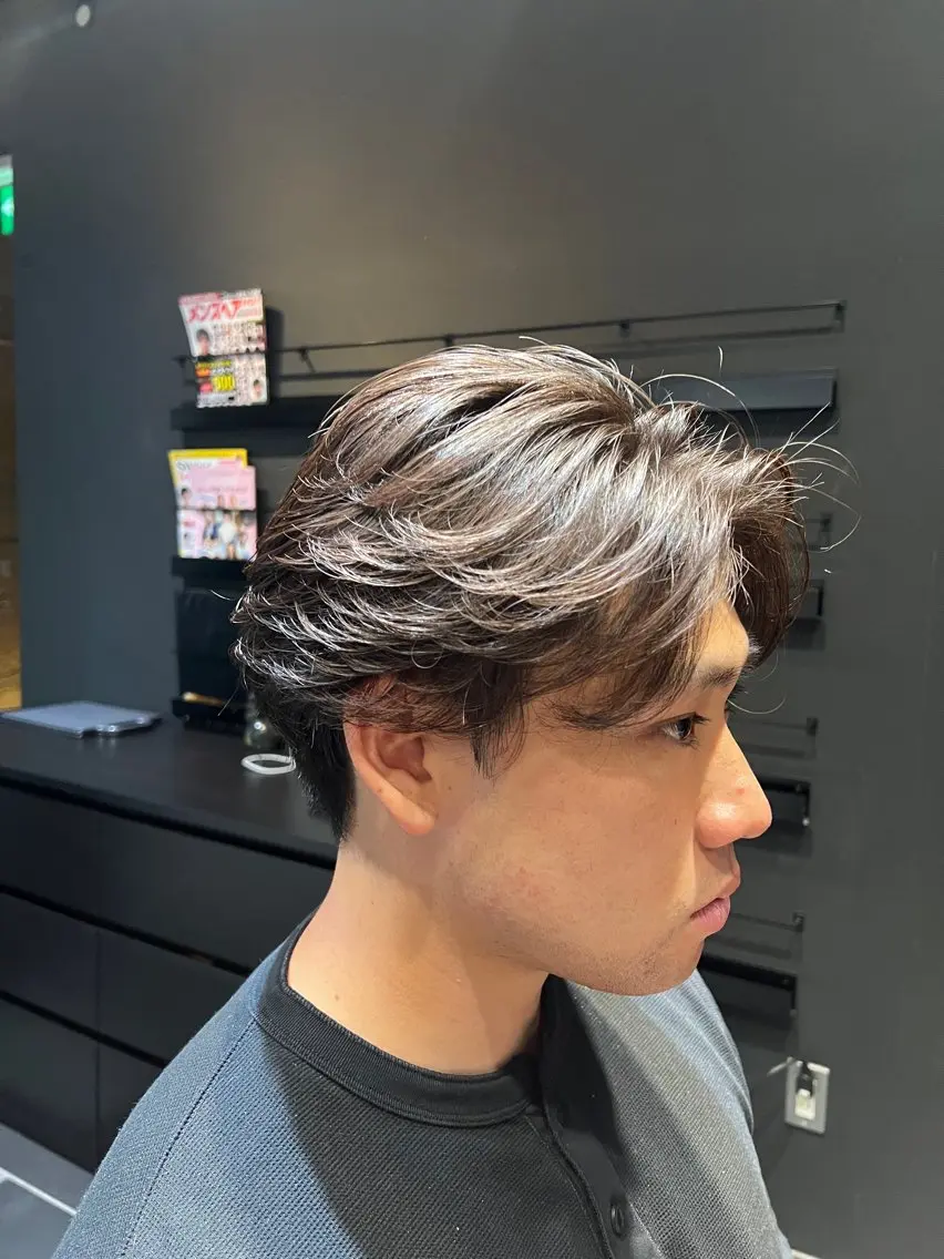 ミディアム メンズ ミディアムパーマ フェザーパーマ メンズパーマ カット パーマ 西谷 勇志のヘアスタイル