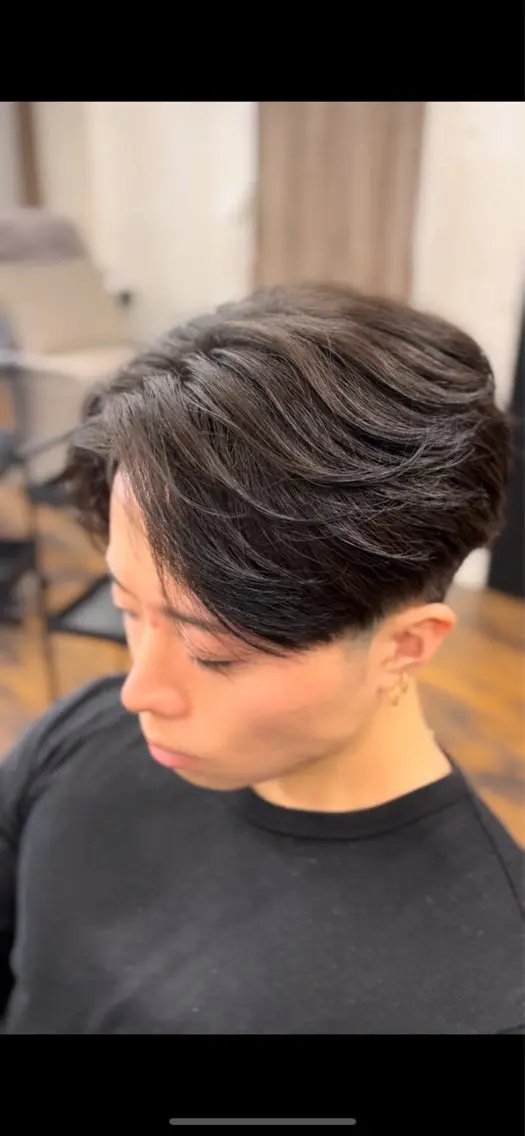 メンズ センターパート 刈り上げ カット BUZZ FLOW 甲田大輝のヘアスタイル