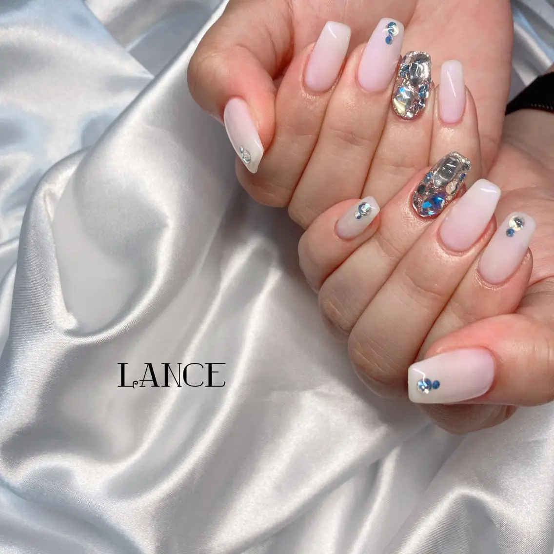 ミディアム ネイル オーロラネイル フレンチネイル グラデーション キラキラネイル シンプルネイル ハンドネイル Lance nailのネイルデザイン