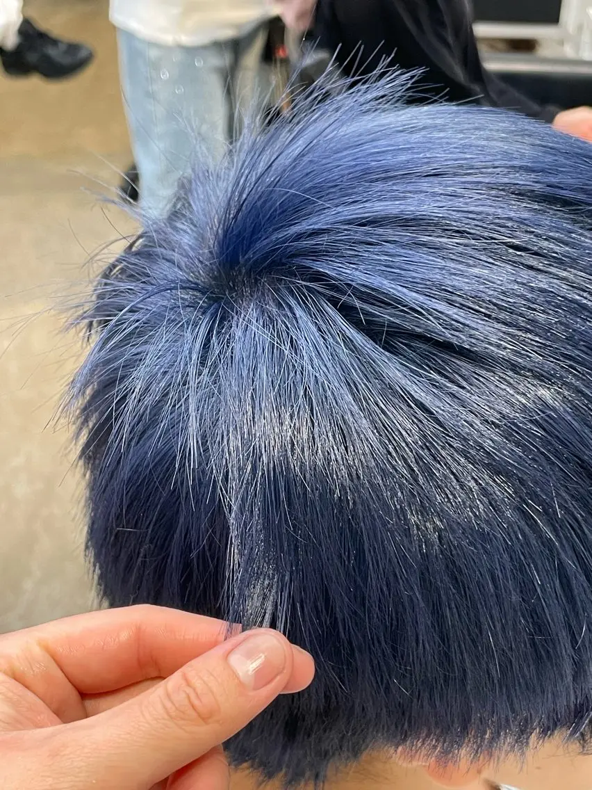 ショート カラー ブリーチ ネイビーカラー AmiLi Azusaのヘアスタイル