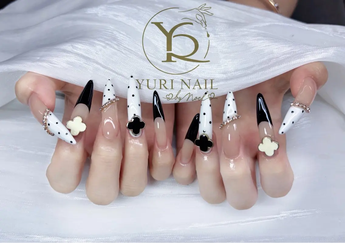 ネイル ハンドネイル フットネイル ハンドケア YURI Nail NARITAのネイルデザイン