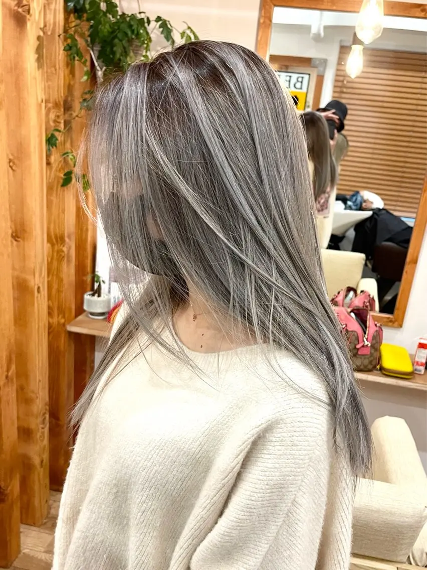 ロング カラー ハイライトカラー シルバー ハイライト ヘアカラー Ami ケアブリーチ/表参道のヘアスタイル