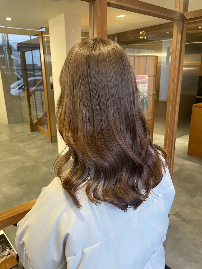 セミロング カラー ベージュカラー ブリーチ ミルクティーベージュ トリートメント 澤田 真凛のヘアスタイル