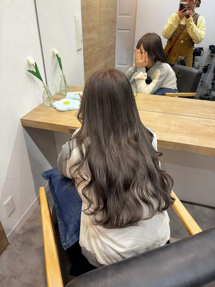 ロング カラー ブリーチ 透明感カラー オリーブグレー ヘアカラー シールエクステ横浜 🐏☁️miminaのヘアスタイル