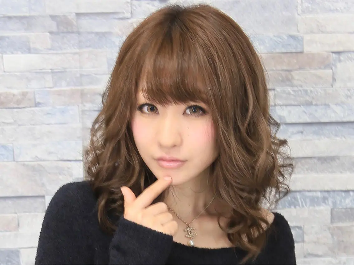 ミディアム カラー ヘアアレンジ ハイトーン Arphyのヘアスタイル