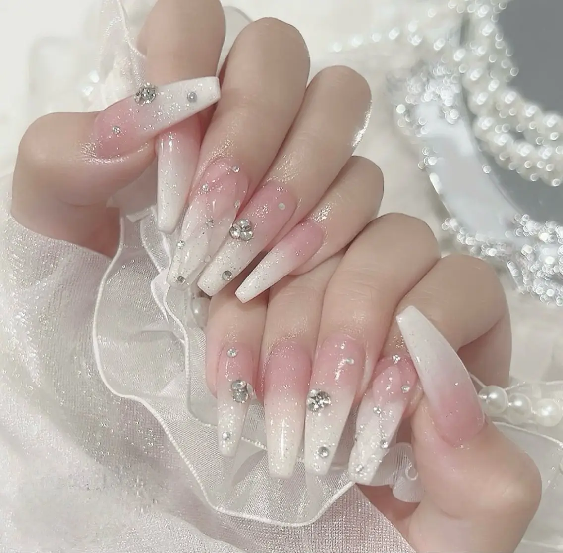 ネイル アートネイル ボルドー フレンチネイル ジェルネイル 氷ネイル・うるうるネイル ハンドネイル Julie NailSalonのネイルデザイン